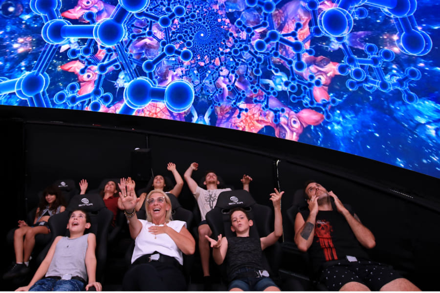 Cine fulldome con público disfrutando una proyección
