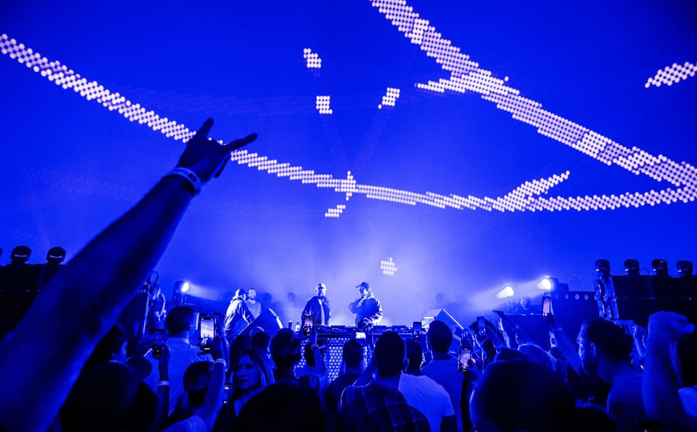 DJ set inmersivo con visuales LED en el domo